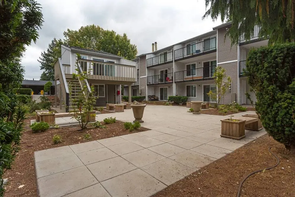 Solana Apartments — Photo 4