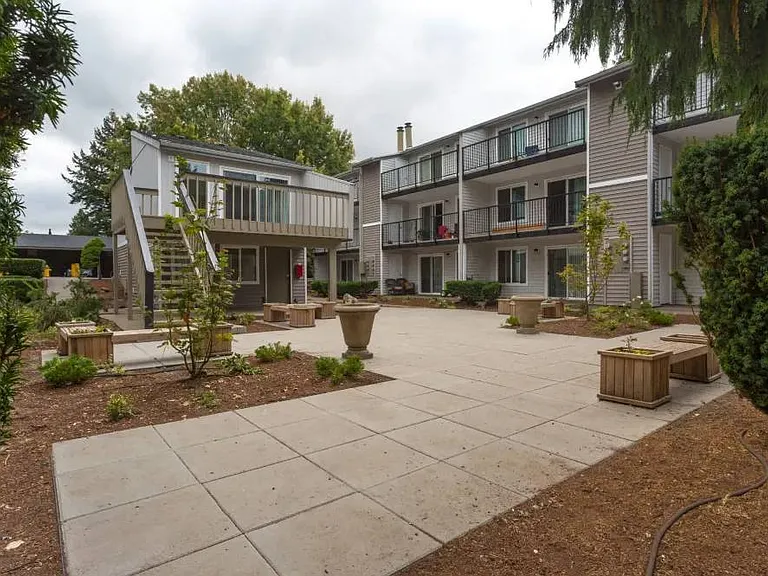 Solana Apartments — Photo 4