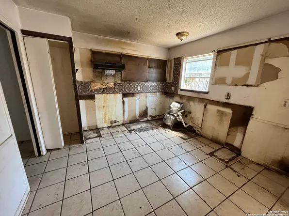 8002 WINSFORD, San Antonio, TX 78239