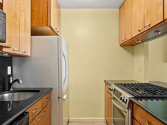 5th image of 420 W 23rd St APT 8D