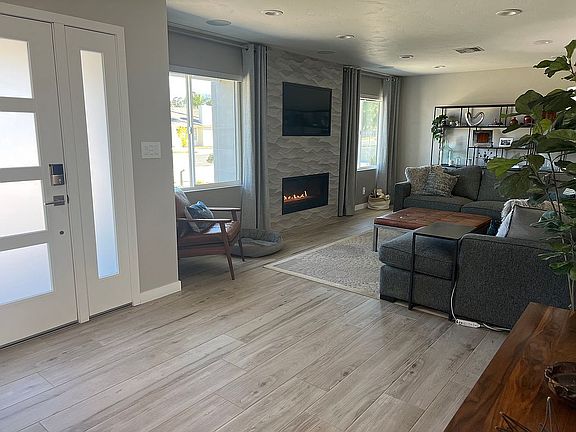 5th image of 320 Eucalyptus Dr