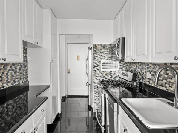 4555 Henry Hudson Parkway West image 4 of 13