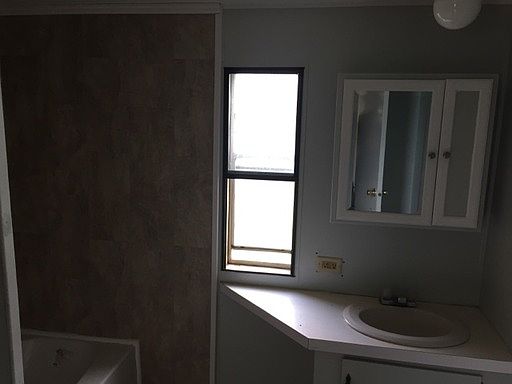 4th image of 14 Brookside Dr