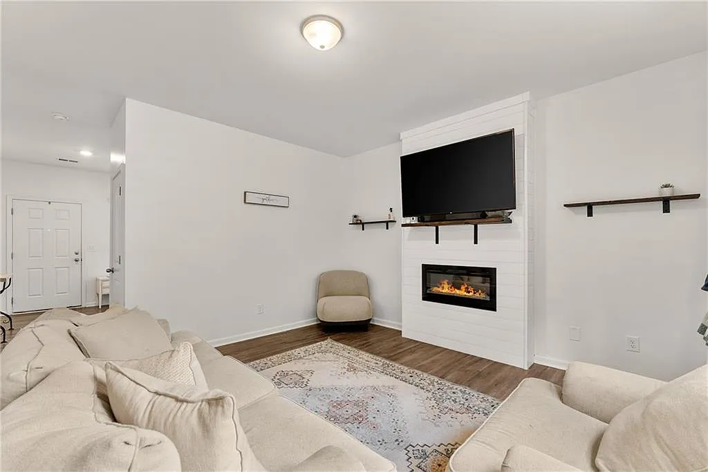 4 bed, 2.5 bath, 1870 sqft, $1,990 — Photo 4