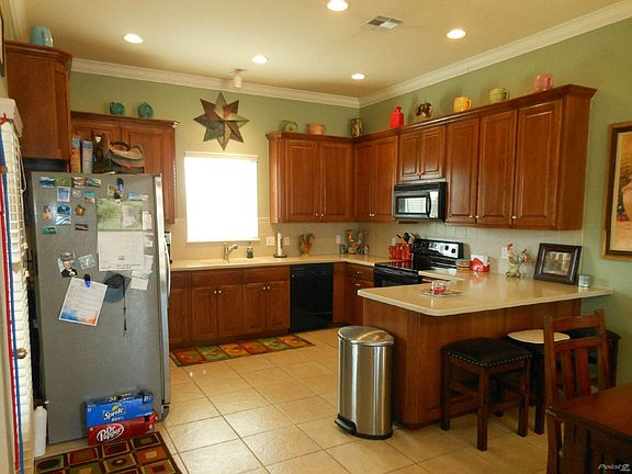 Kitchen with breakfast bar