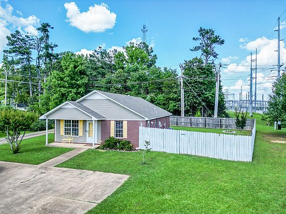 3rd image of 914 Battle Ln