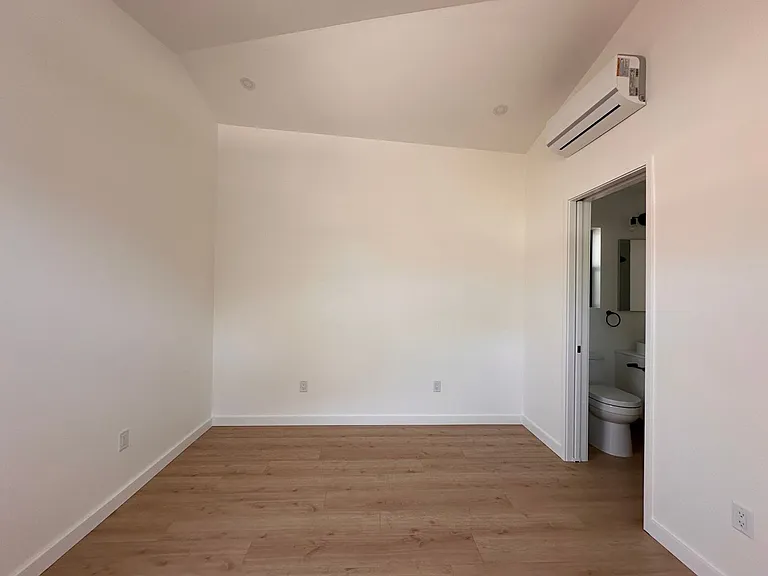 396 N 2nd St — Photo 17