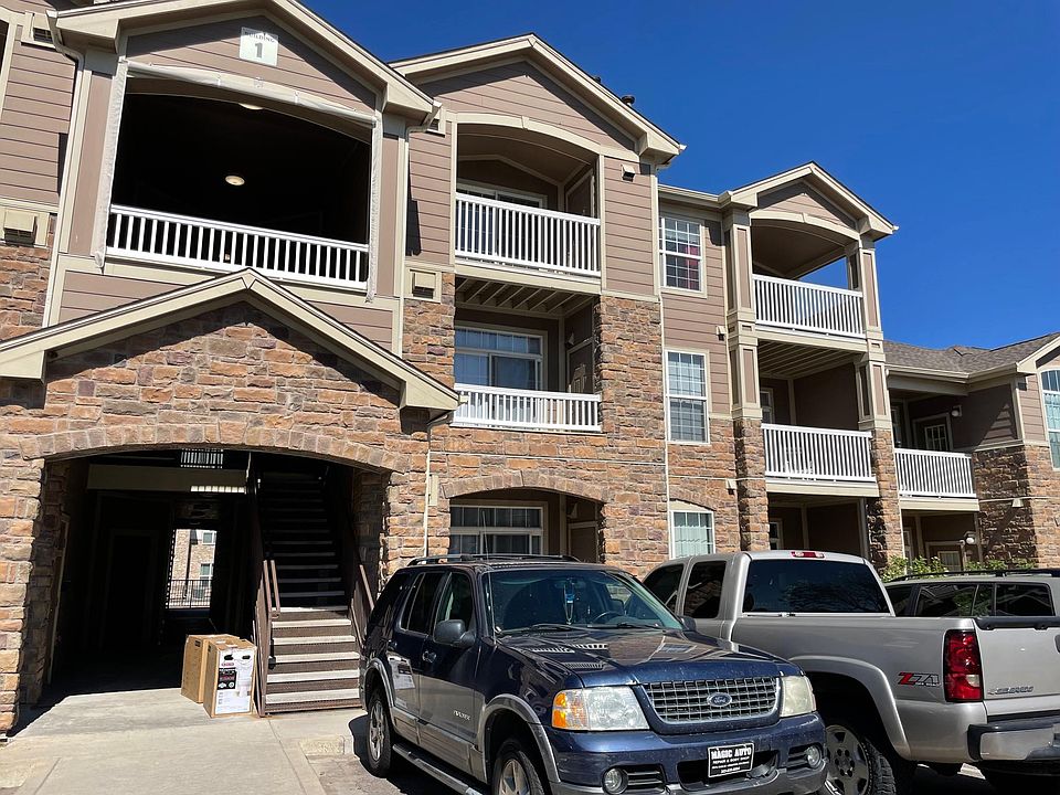 The property is on the top floor, no unit next to on the right.