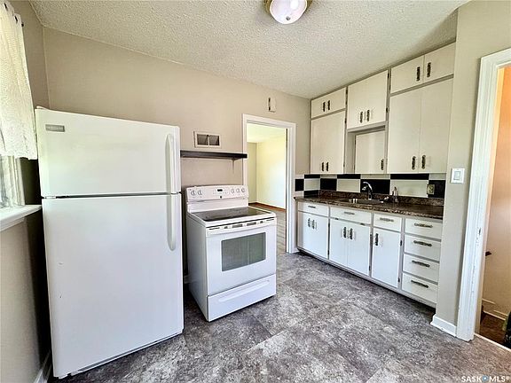 2nd image of 537 9th STREET E