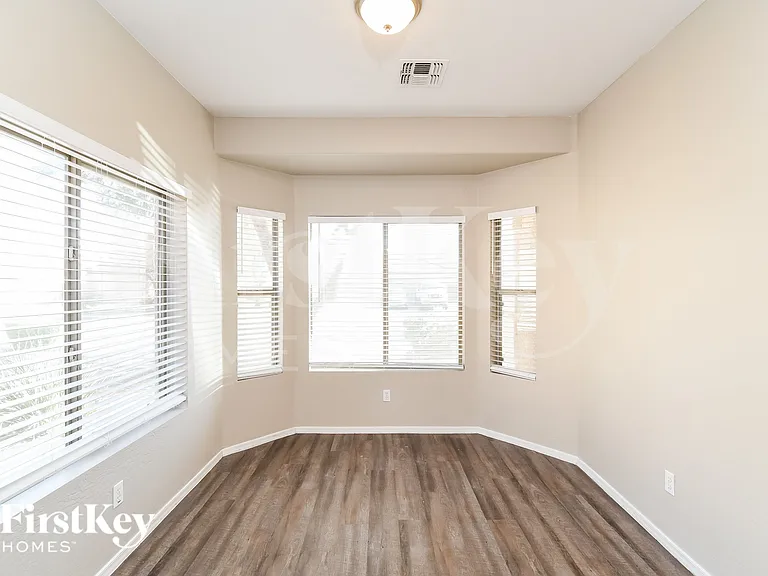 2850 E Silverbell Rd — Photo 5