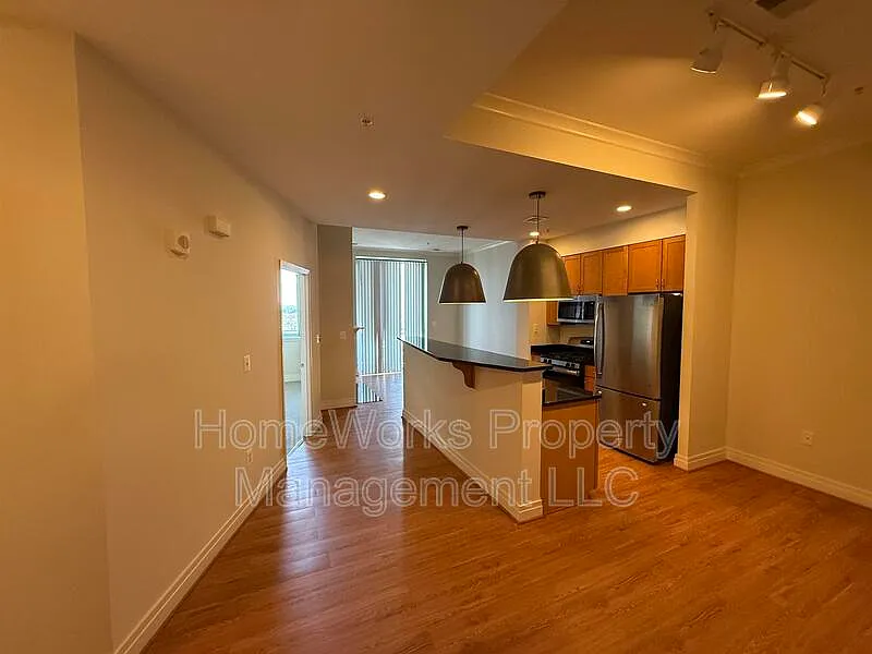 2 bed, 2.0 bath, 100 sqft, $2,319 — Photo 3