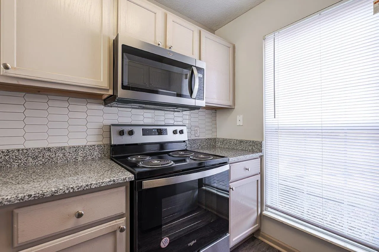 Eastpointe Lakes Apartments and Townhomes — Photo 4