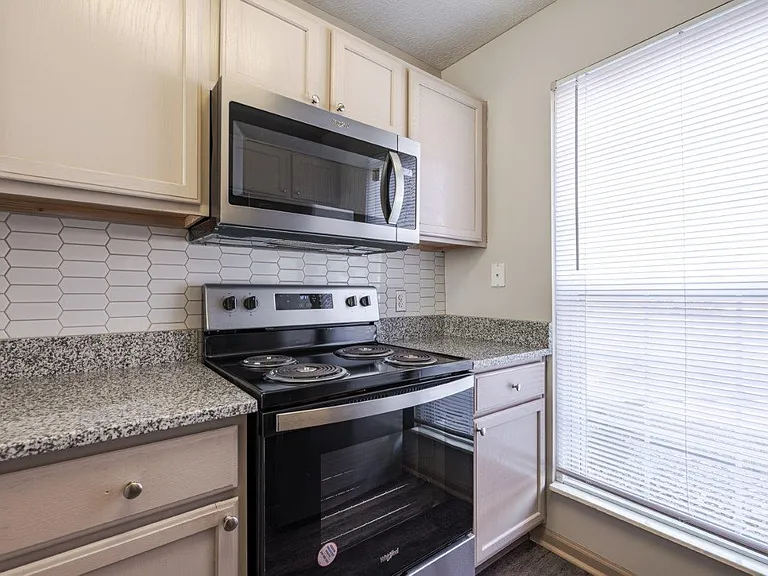 Eastpointe Lakes Apartments and Townhomes — Photo 4
