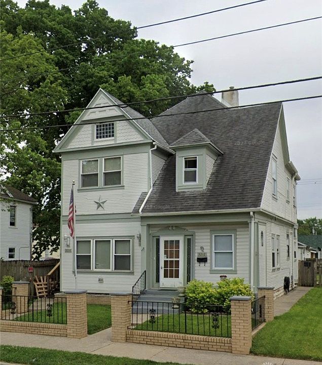 1st image of 3212 E 3rd St