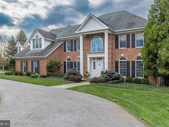 4th image of 10 Stoddard Ct