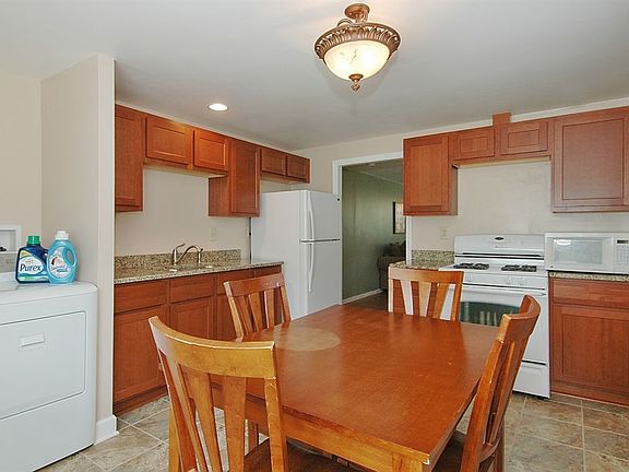 3rd image of 207 Sioux Ave