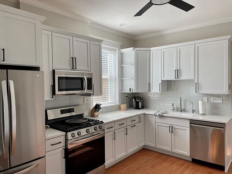 1644 W Farragut Ave #2 — Photo 2