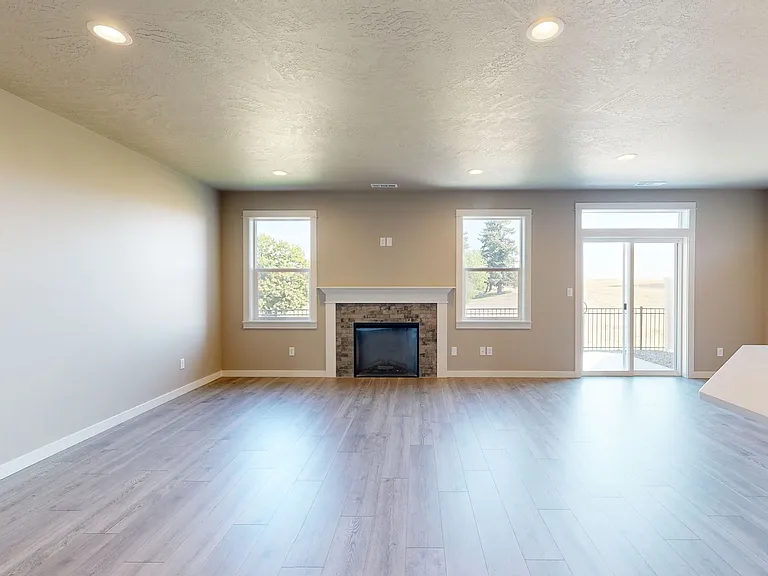 1189 Ava St — Photo 3