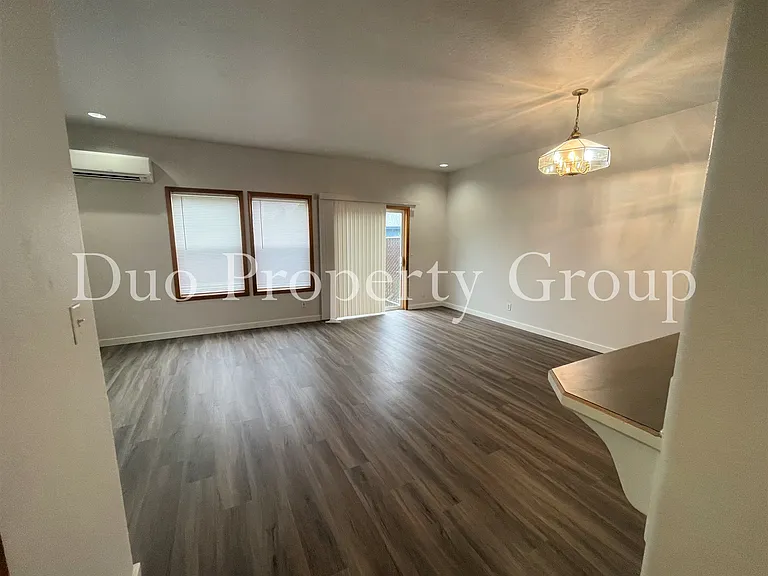 606 S 41st Ct — Photo 4