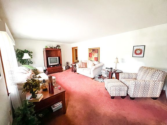 3rd image of 214 Northfield Dr