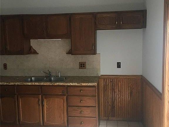 3rd image of 16 Parkview Ave