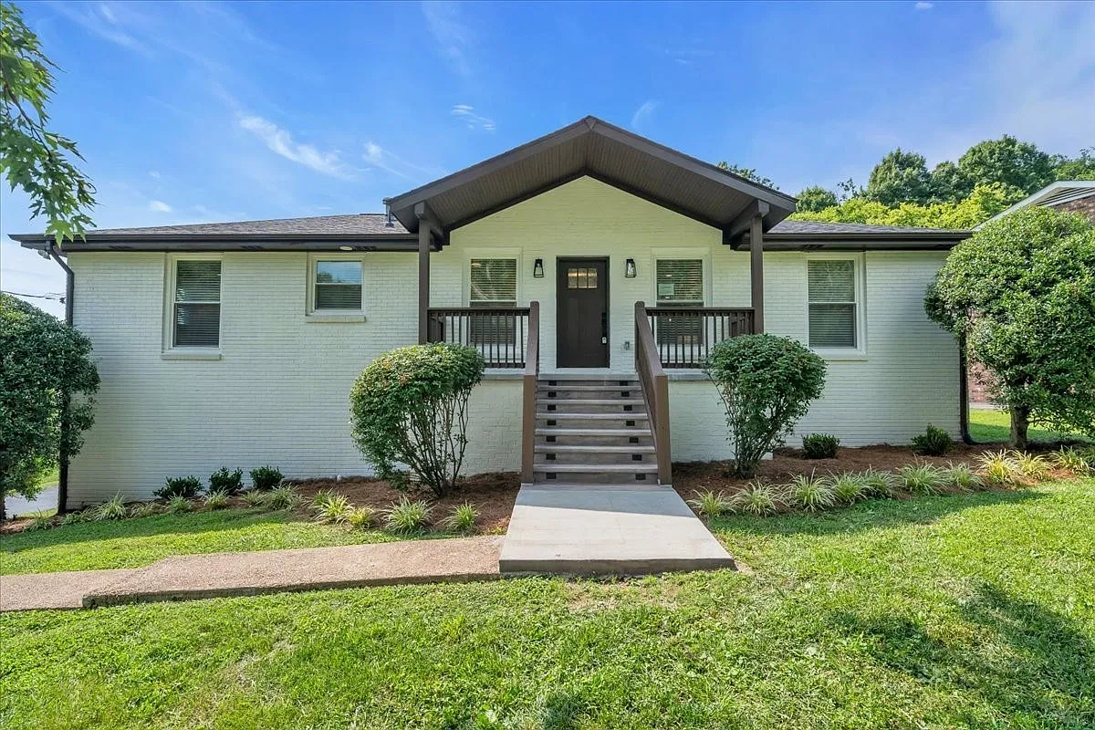 3 bed, 2200 sqft, $3,200 — Photo 1