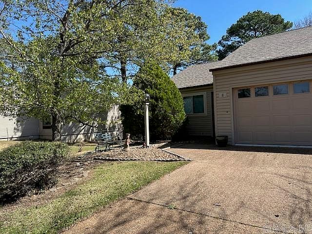 1st image of 601 Woodlawn Dr APT 8