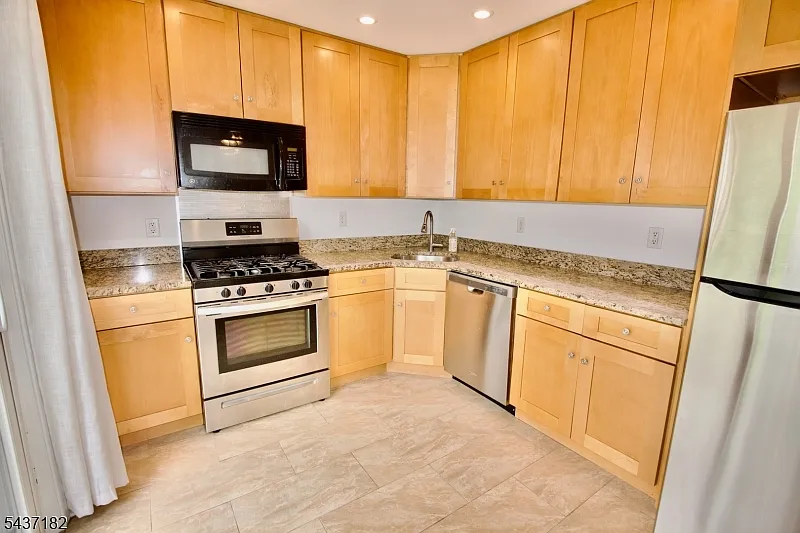 3 bed, 2.5 bath, 1350 sqft, $3,350 — Photo 4