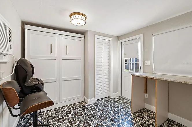 310 E Paris St — Photo 17