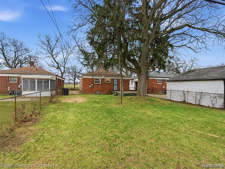 20271 Grandville Ave — Photo 17