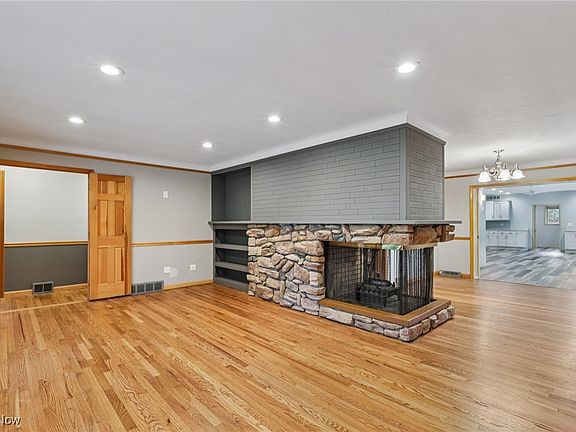 3rd image of 31021 Lake Shore Blvd