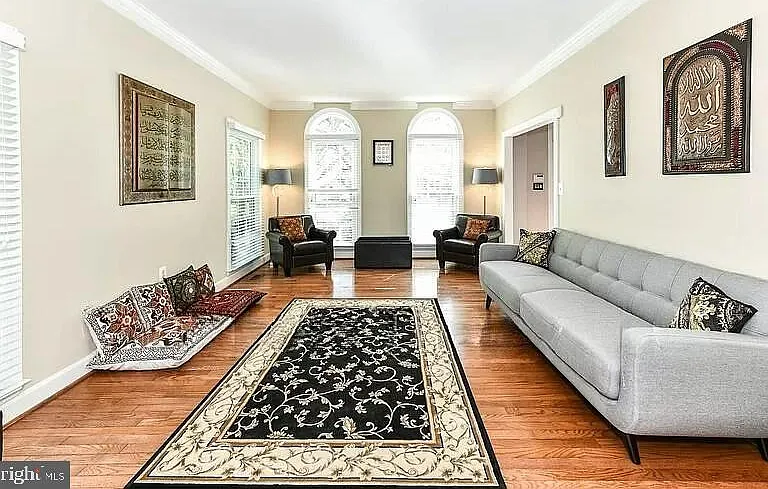 1088 Safa St — Photo 34