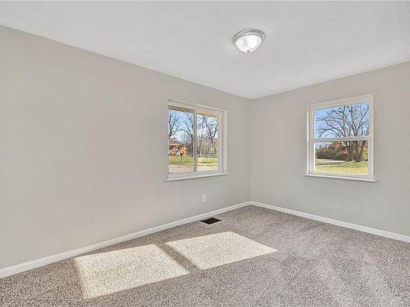 3rd image of 1023 Roseland Ave