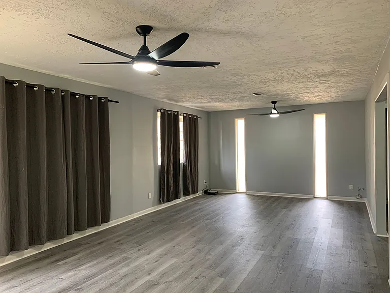 138 Hickory Dr — Photo 3
