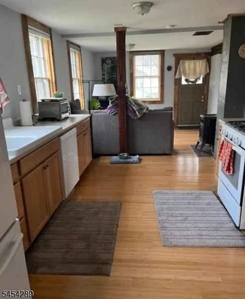 1 bed, 1.0 bath, $1,825 — Photo 2