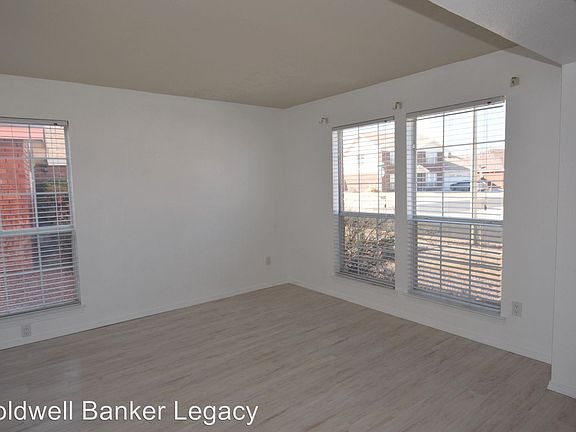 3rd image of 1328 Somerset Dr NW