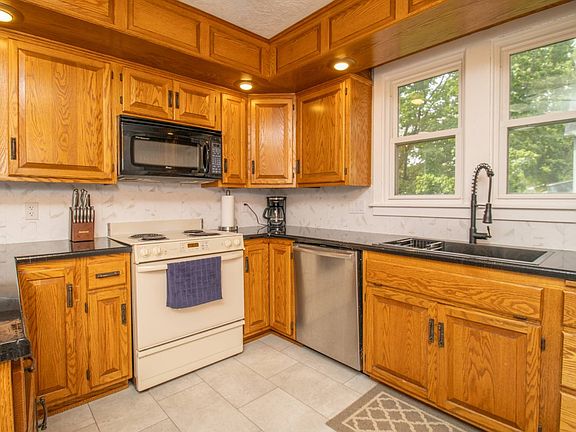 5th image of 211 S Maple St