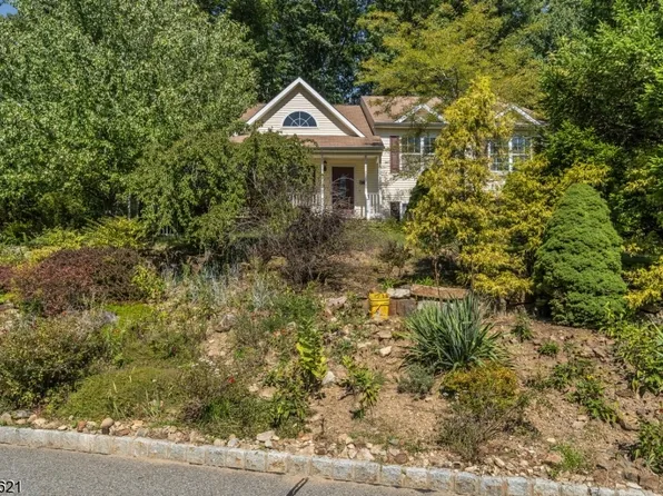 6 Crestview Dr, Stanhope Boro, NJ 07874