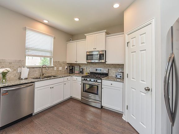 5th image of 405 Black Thorn Ln
