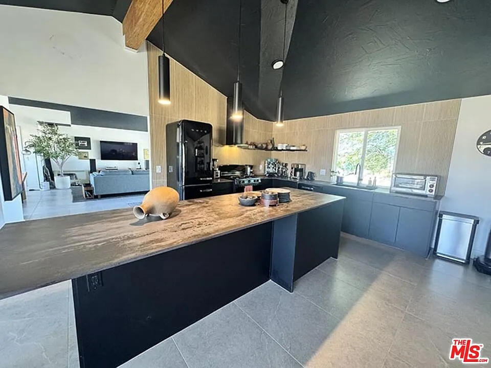 3 bed, 2.0 bath, 1228 sqft, $3,750 — Photo 4