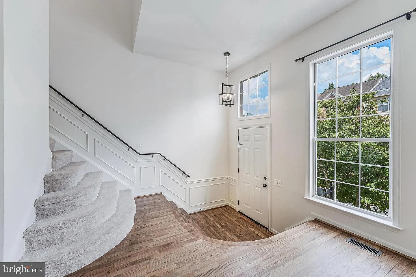 3 bed, 3.5 bath, 2128 sqft, $3,200 — Photo 3