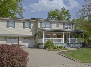 17 White Rock Blvd, Oak Ridge, NJ 07438