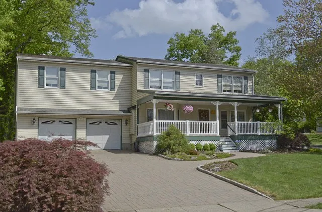 17 White Rock Blvd photo 1