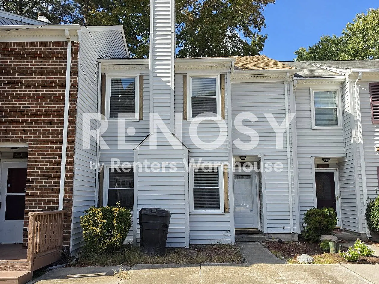 Charming Townhouse in a Desirable Location! — Photo 3