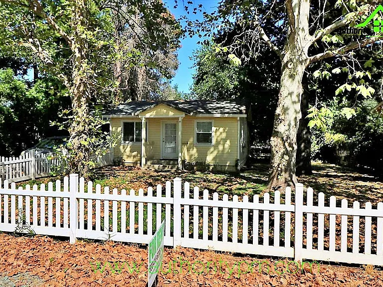 5401 Rosswood Ln — Photo 1
