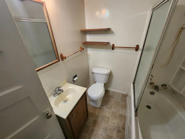 209 4th St #A, Phoenix, OR 97535