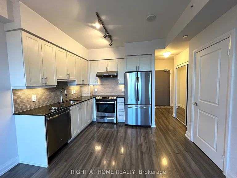 7165 Yonge St #705 — Photo 8