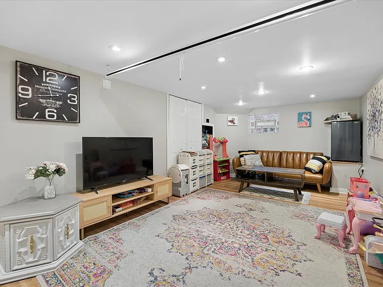 289 Oxford Rd — Photo 15