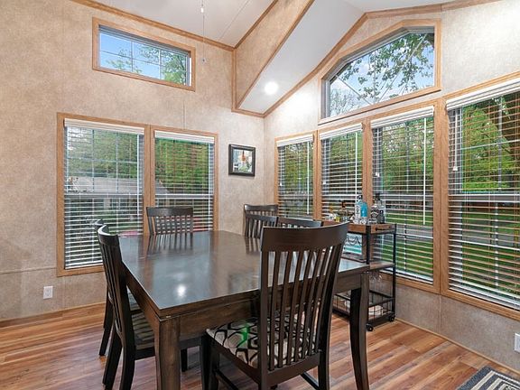 5th image of 112 E Meadow Cir