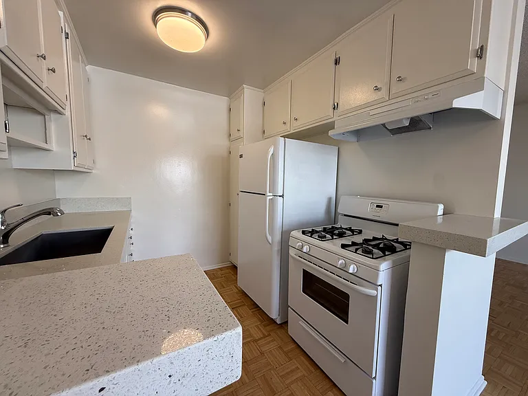 7530 Lexington Ave #15 — Photo 7